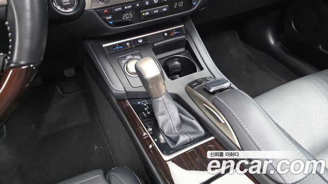 Lexus ES 2018 — photo 16