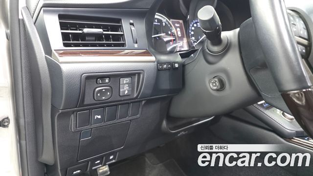 Lexus ES 2018 — photo 17