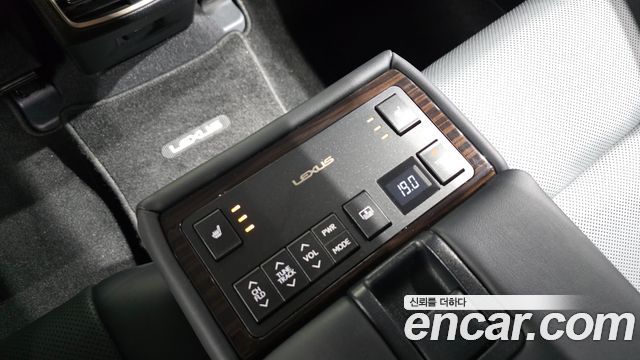 Lexus ES 2018 — photo 18