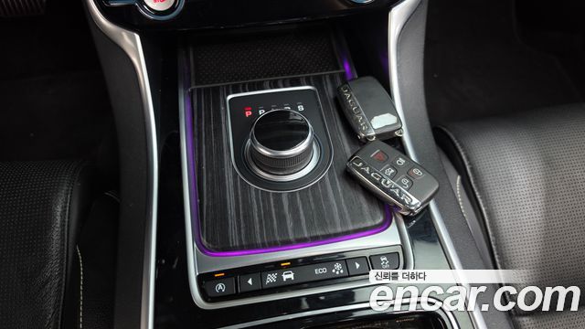 Jaguar XF 2017 — photo 9