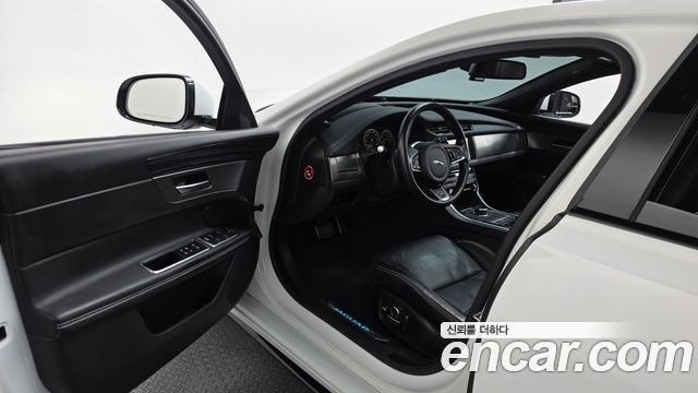 Jaguar XF 2017 — photo 10
