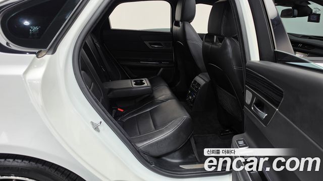 Jaguar XF 2017 — photo 12