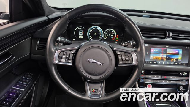 Jaguar XF 2017 — photo 13