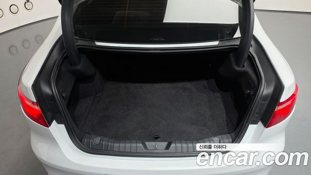 Jaguar XF 2017 — photo 20