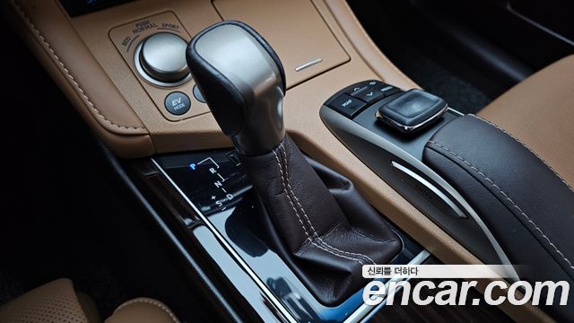 Lexus ES 2018 — photo 12