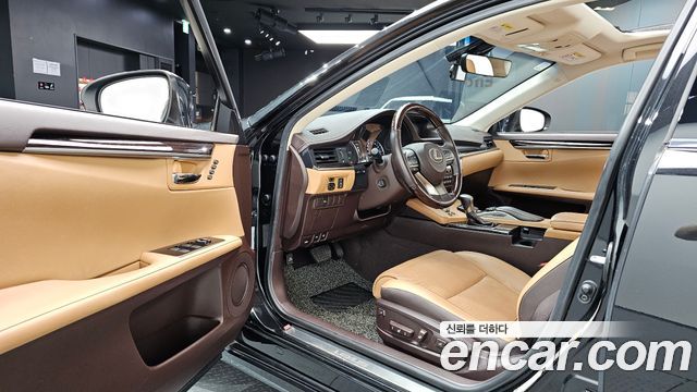 Lexus ES 2018 — photo 13
