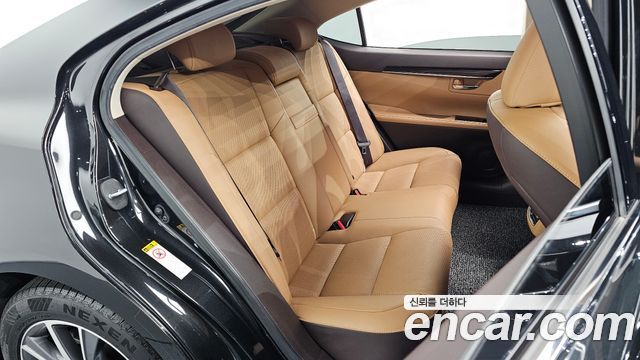 Lexus ES 2018 — photo 17