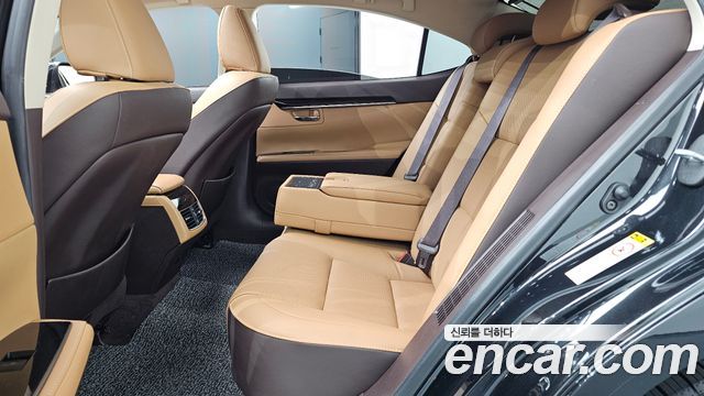 Lexus ES 2018 — photo 18