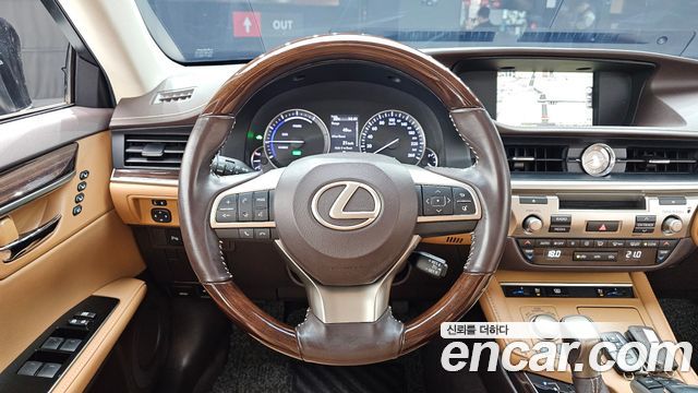 Lexus ES 2018 — photo 19