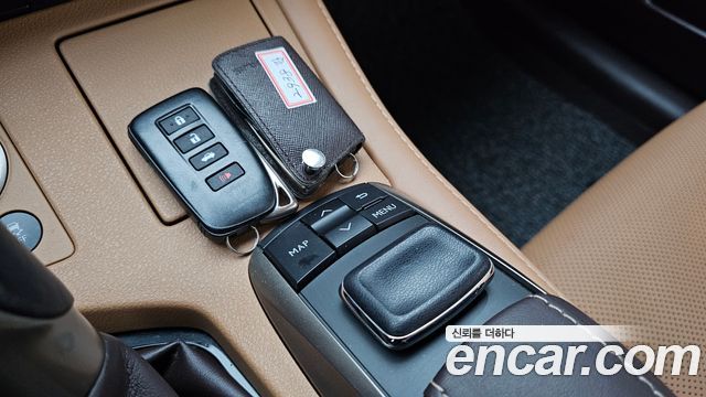 Lexus ES 2018 — photo 22
