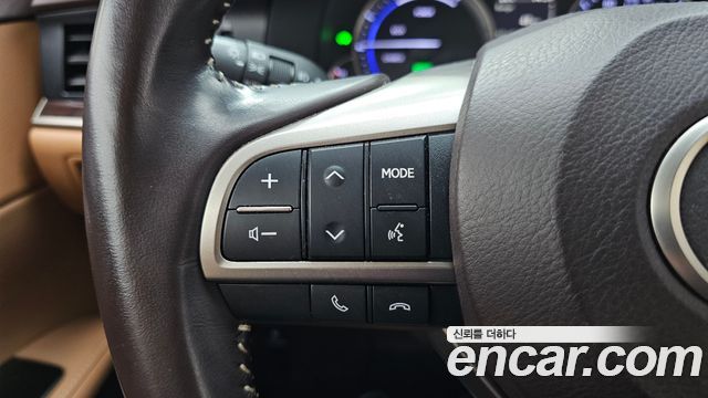 Lexus ES 2018 — photo 23