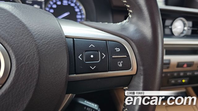 Lexus ES 2018 — photo 24