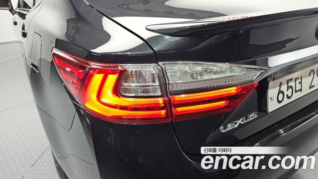 Lexus ES 2018 — photo 9