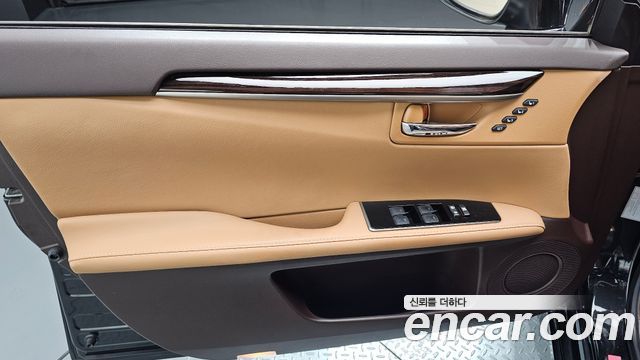 Lexus ES 2018 — photo 14