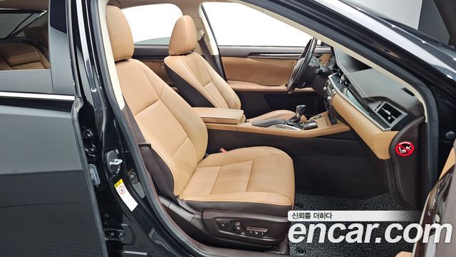 Lexus ES 2018 — photo 16