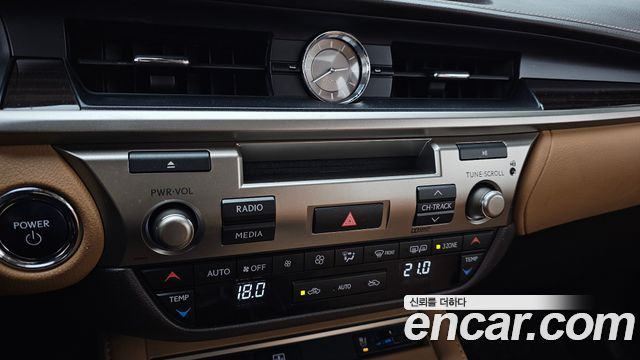 Lexus ES 2018 — photo 27