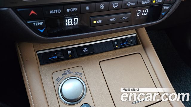 Lexus ES 2018 — photo 28