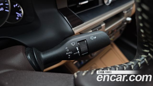 Lexus ES 2018 — photo 30