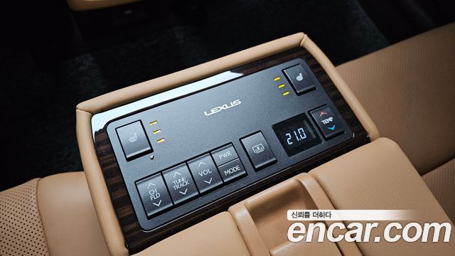 Lexus ES 2018 — photo 33