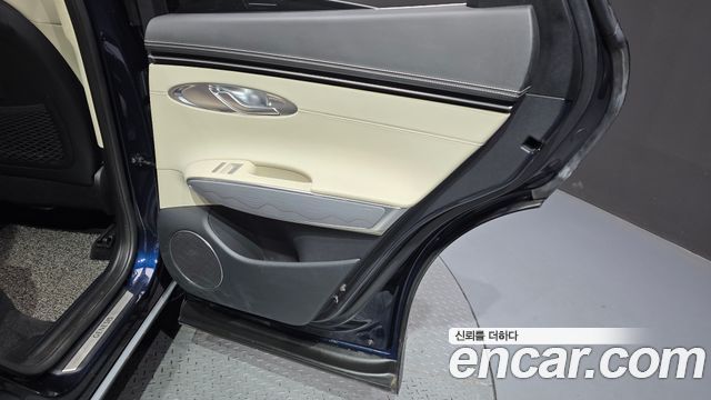 Genesis GV70 2023 — photo 15