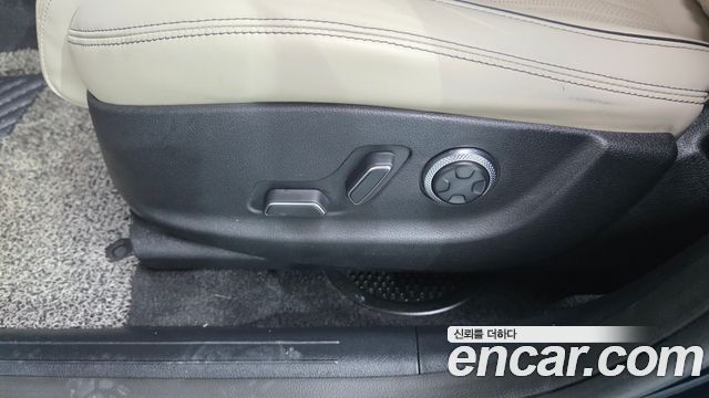 Genesis GV70 2023 — photo 31