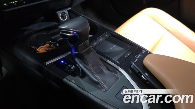 Lexus UX 2019 — photo 12