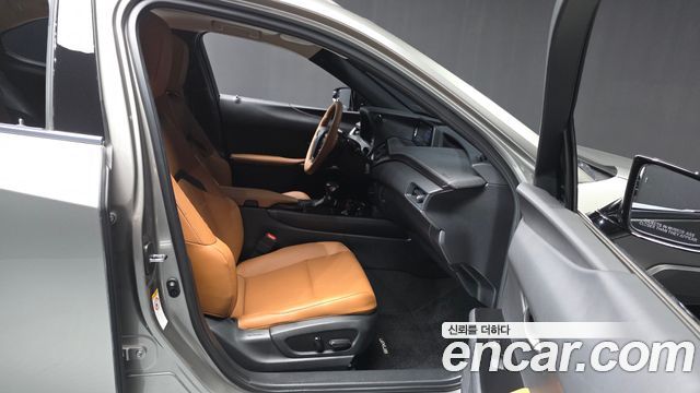 Lexus UX 2019 — photo 17