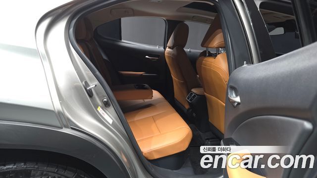 Lexus UX 2019 — photo 18