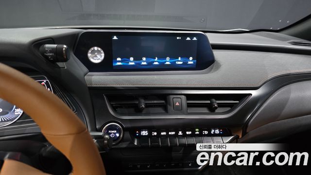 Lexus UX 2019 — photo 20