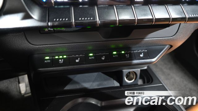 Lexus UX 2019 — photo 23