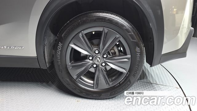 Lexus UX 2019 — photo 7