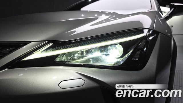 Lexus UX 2019 — photo 8