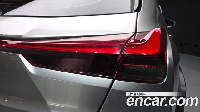 Lexus UX 2019 — photo 9