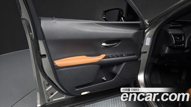 Lexus UX 2019 — photo 14