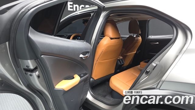 Lexus UX 2019 — photo 16