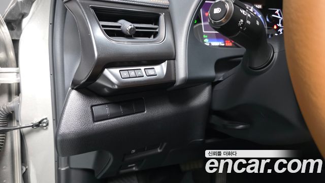 Lexus UX 2019 — photo 27
