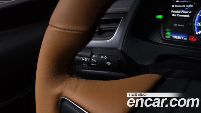 Lexus UX 2019 — photo 28