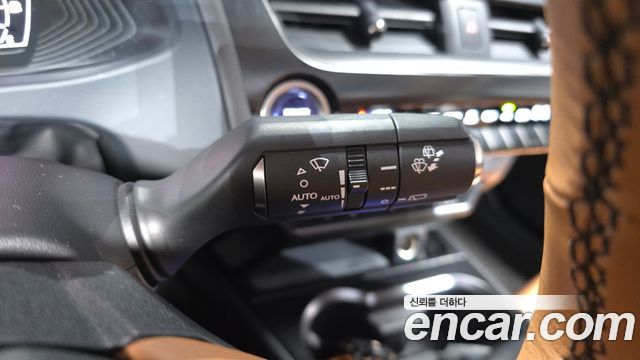 Lexus UX 2019 — photo 29