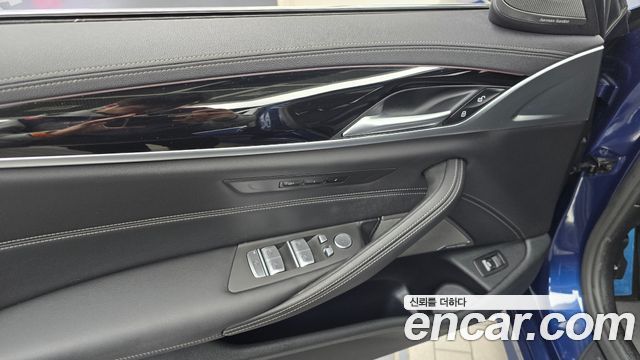 BMW 5-Series 2021 — photo 28