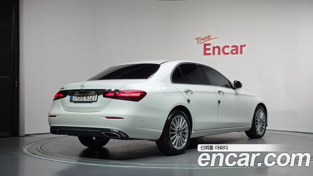 Mercedes-Benz E-Class 2022 — photo 2