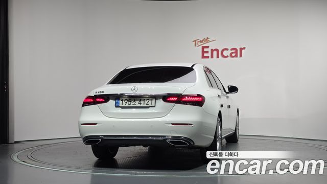 Mercedes-Benz E-Class 2022 — photo 4