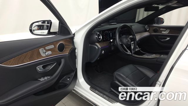 Mercedes-Benz E-Class 2022 — photo 10
