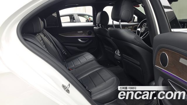 Mercedes-Benz E-Class 2022 — photo 12