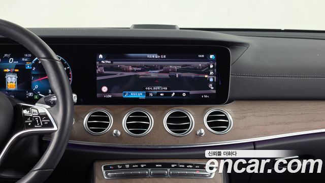Mercedes-Benz E-Class 2022 — photo 14