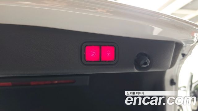 Mercedes-Benz E-Class 2022 — photo 16