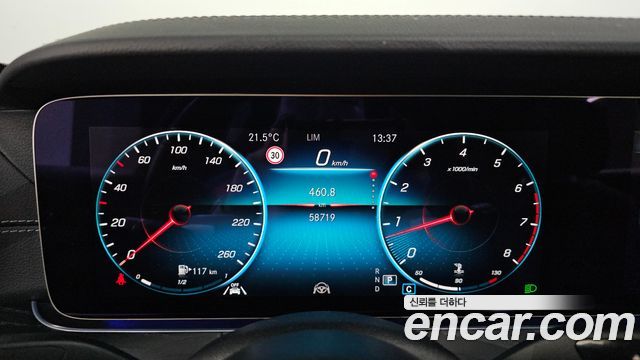 Mercedes-Benz E-Class 2023 — photo 11