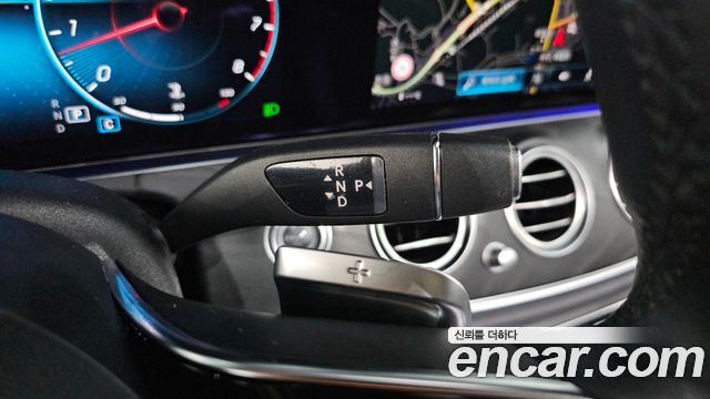 Mercedes-Benz E-Class 2023 — photo 12