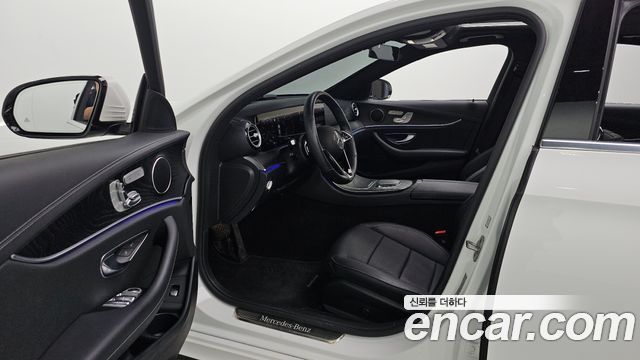 Mercedes-Benz E-Class 2023 — photo 13