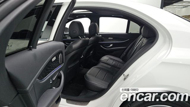 Mercedes-Benz E-Class 2023 — photo 17