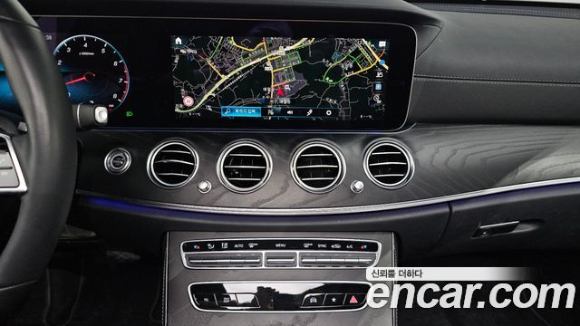 Mercedes-Benz E-Class 2023 — photo 18